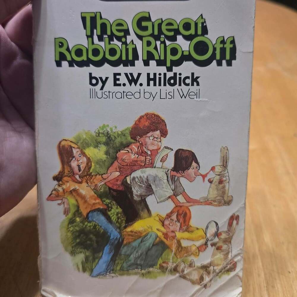 The Great Rabbit Rip-Off by E.W. Hildick Paperback Book - Picture 2 of 7